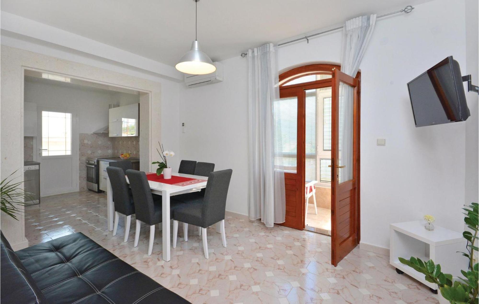 Cozy Apartment In Split With Kitchen Apartman Split
