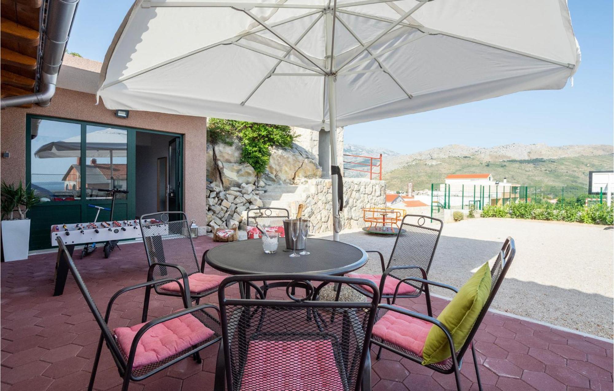 Cozy Apartment In Split With Kitchen *