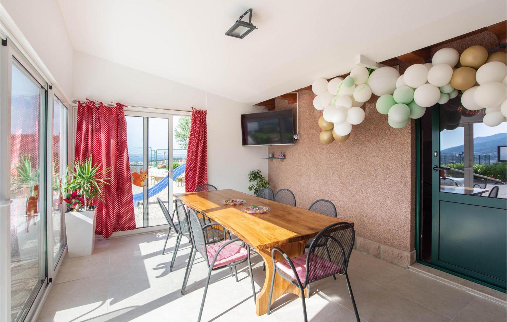 Cozy Apartment In Split With Kitchen